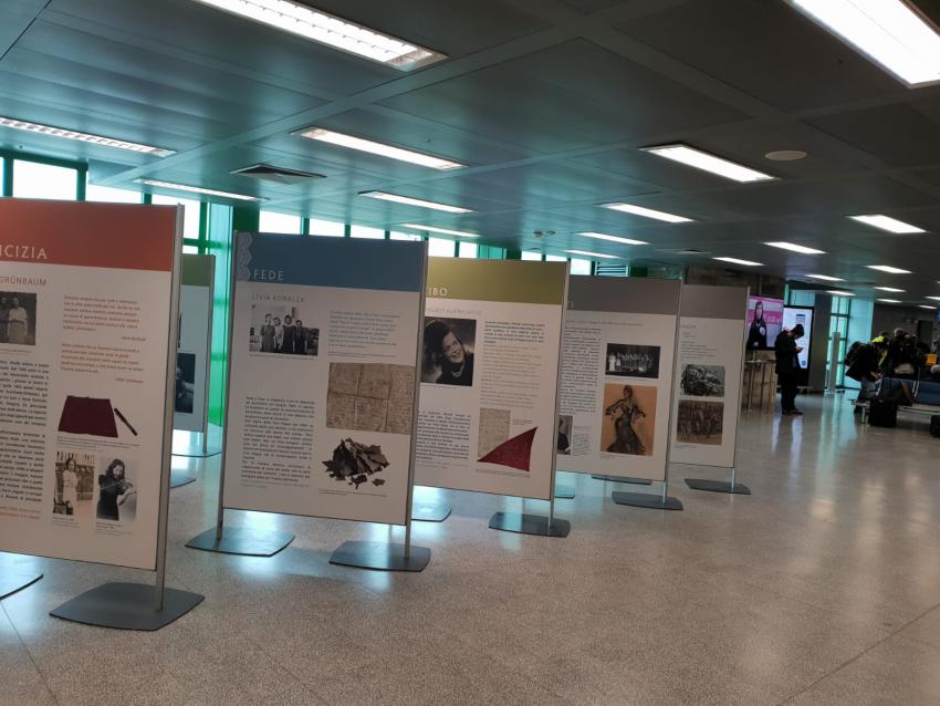 Exposition ready2print &quot;Traits de lumière : les femmes dans la Shoah&quot;, à l’aéroport de Linate, Milan, Italie